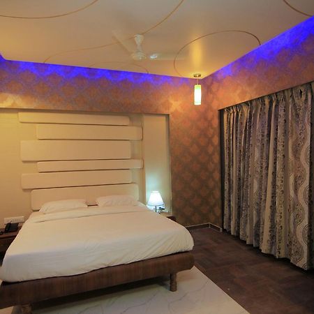 Hotel Sai Dharam Palace シルディ エクステリア 写真