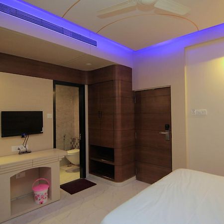Hotel Sai Dharam Palace シルディ エクステリア 写真